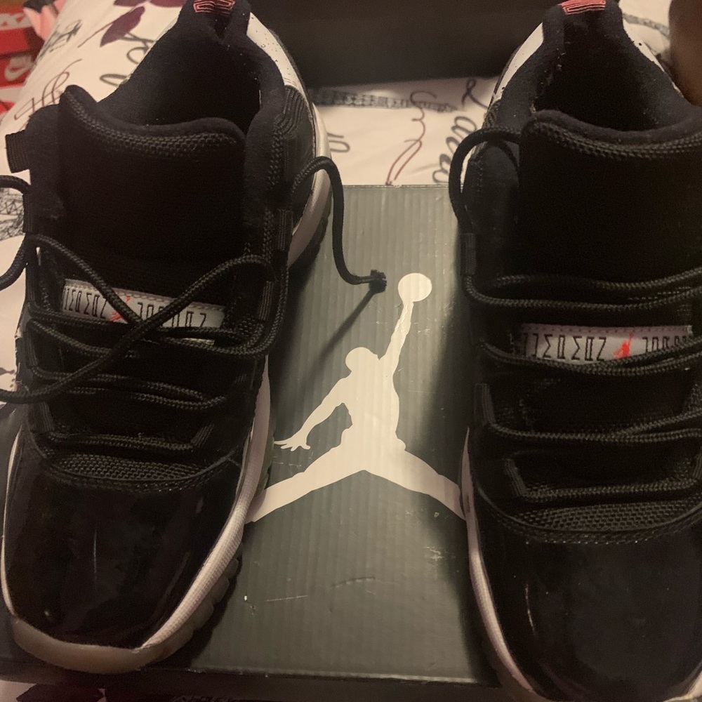 Jordan 11 Black and White, speckles on back.